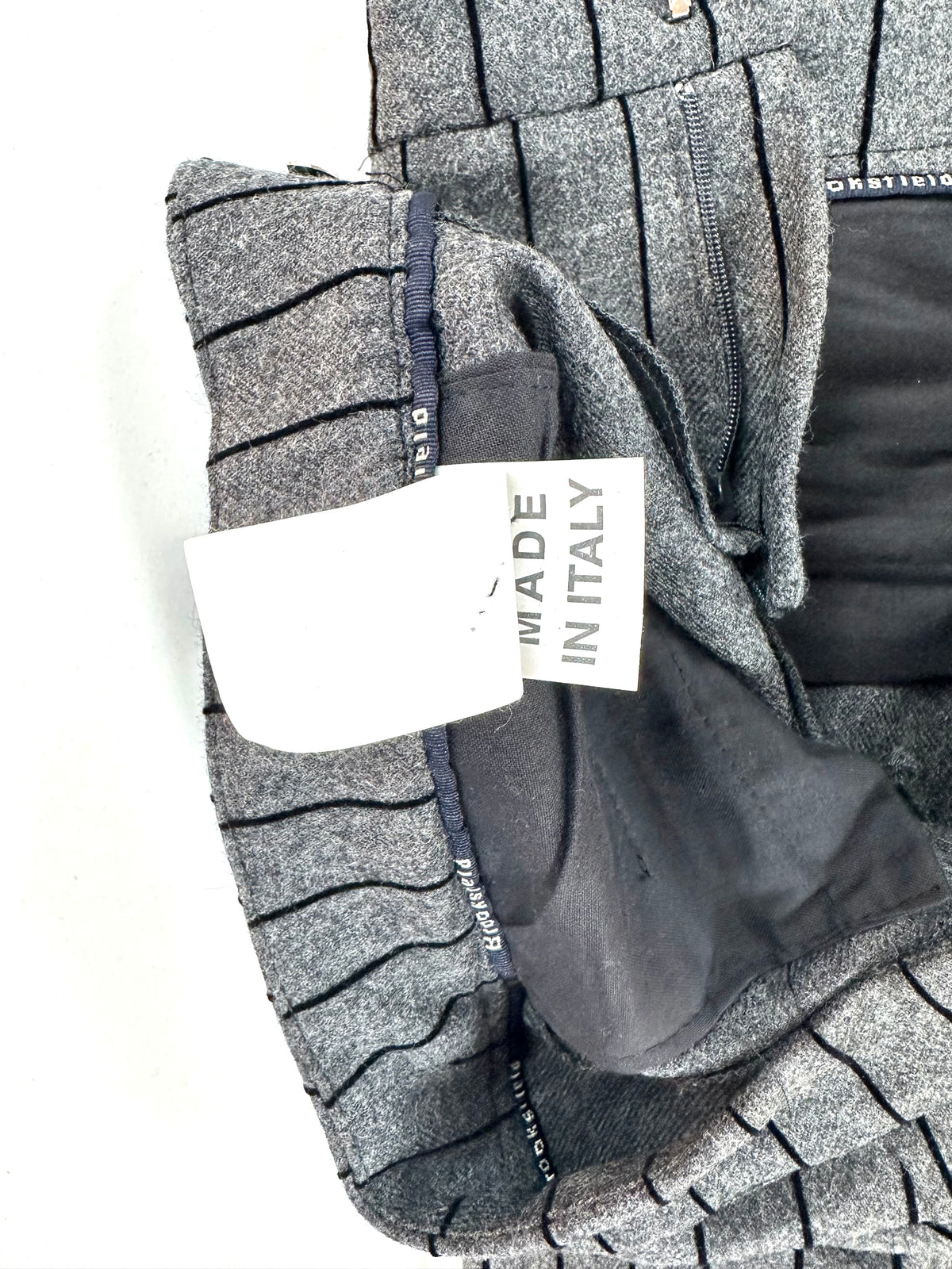 Etichetta Made in Italy cucita nel pantalone Brooksfield