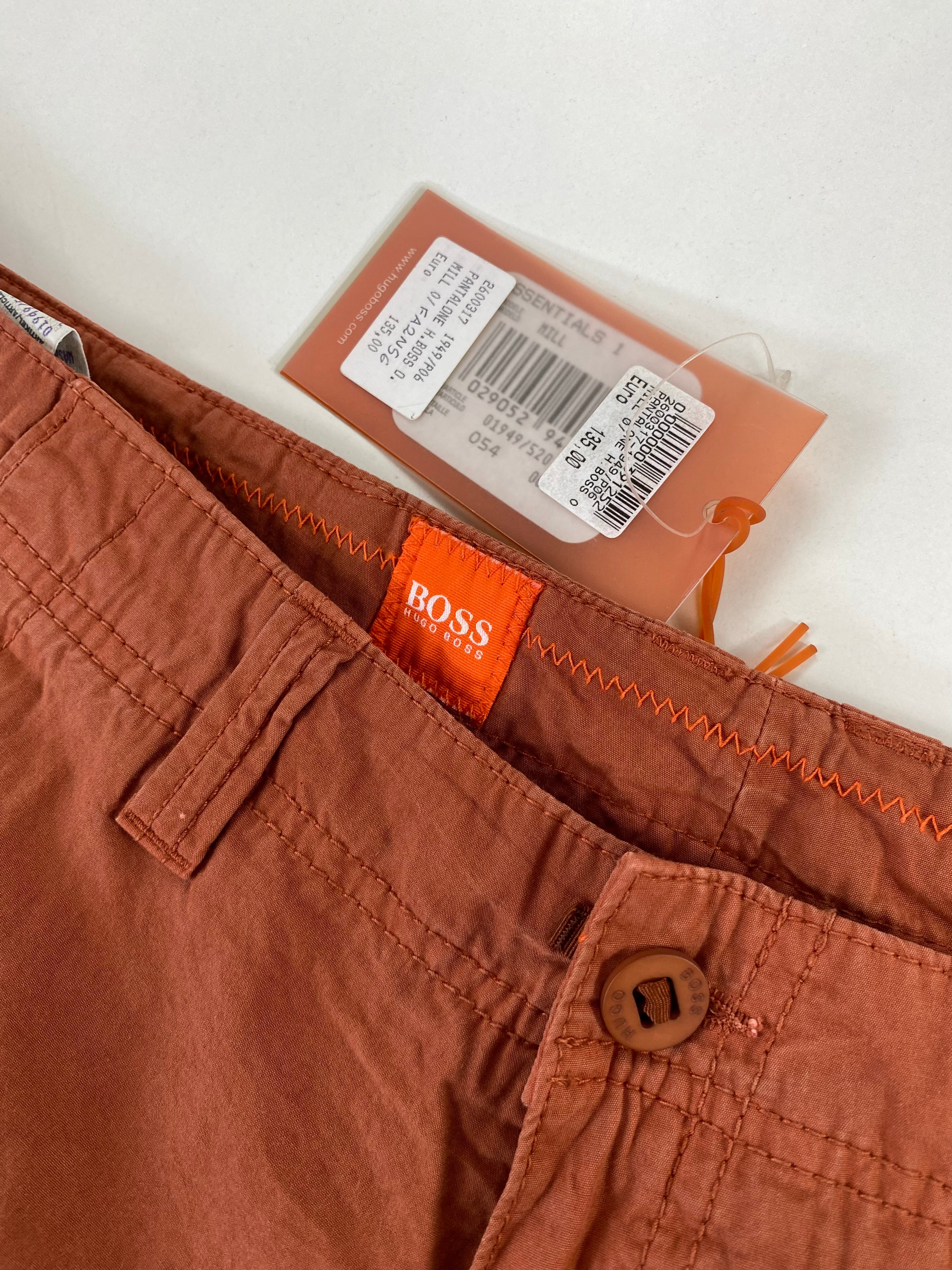 Pantalone Hugo Boss Orange Miltuss cargo arancio, dettaglio tasche posteriori con pattina