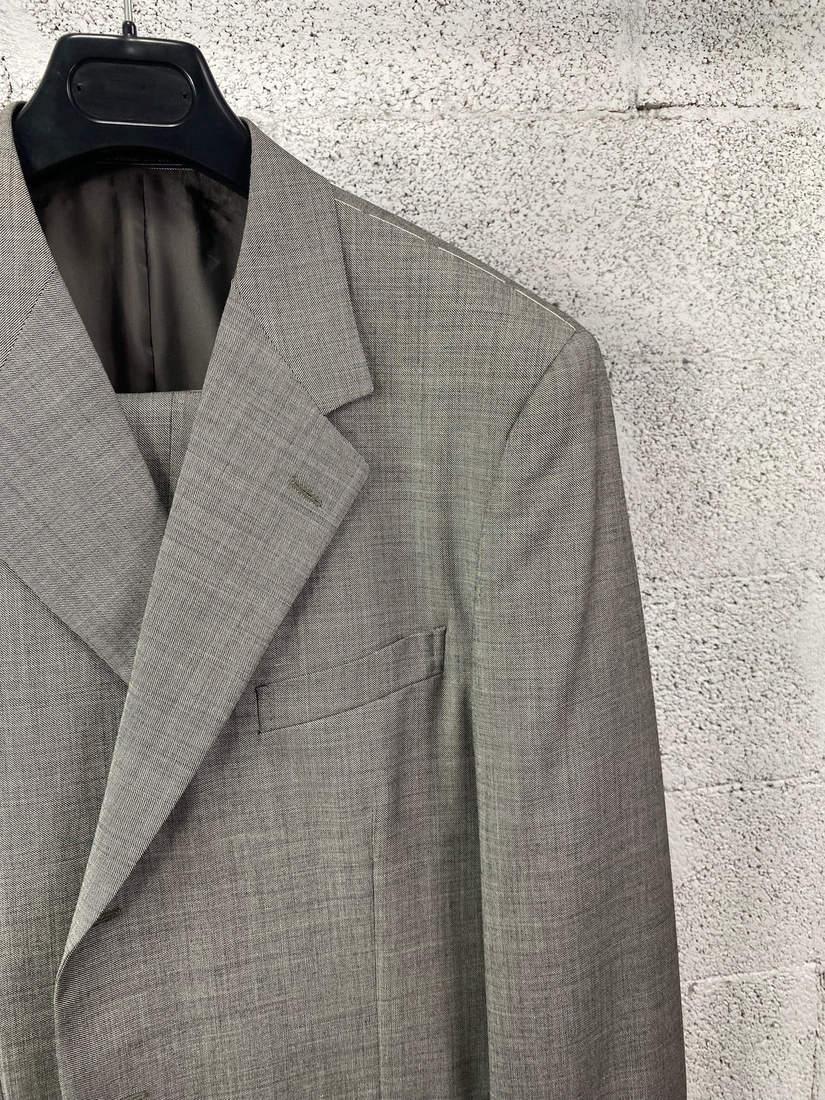 Dettaglio revers a dente e taschino della giacca Garrett's grigio mélange