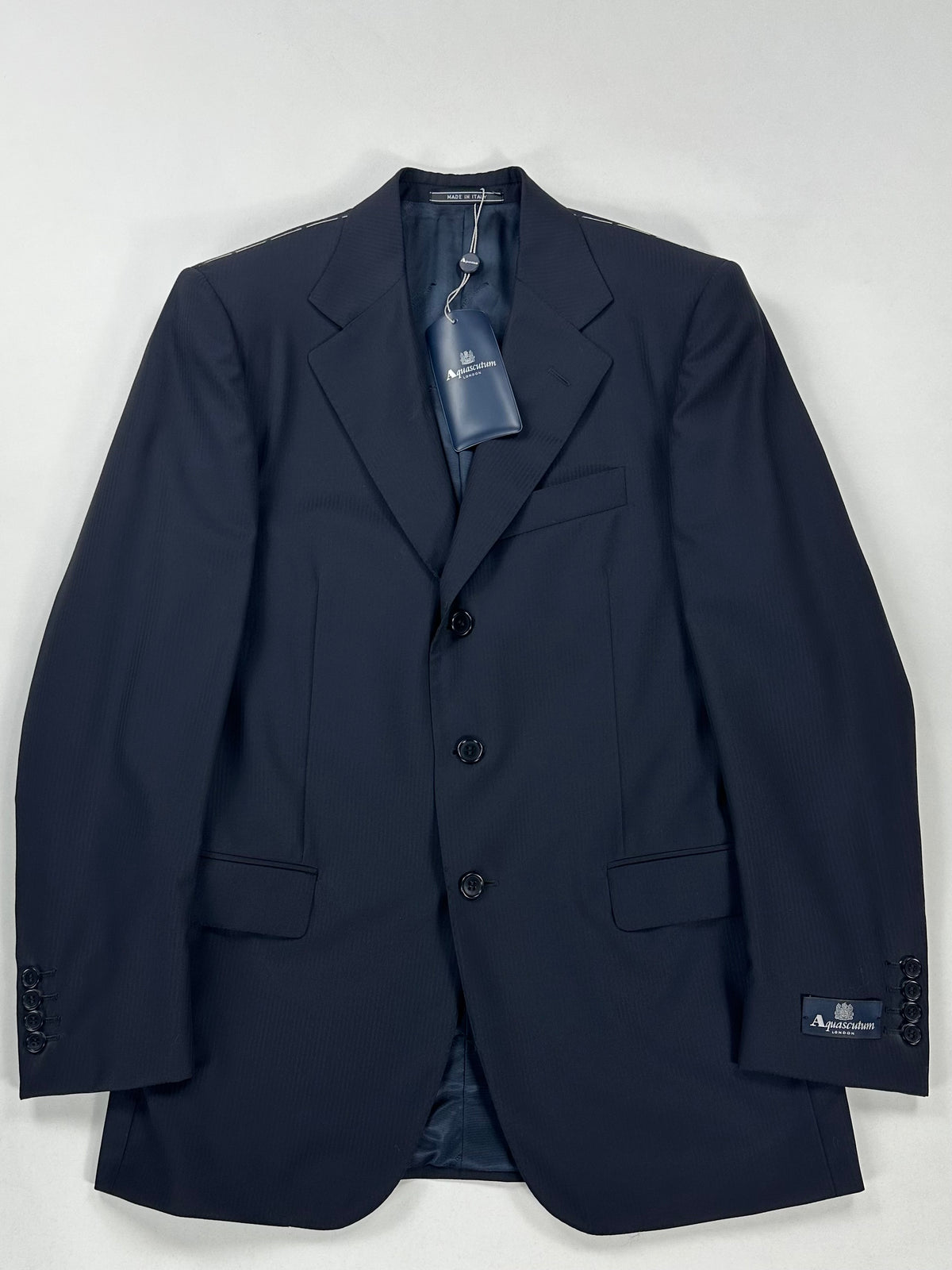 Giacca Aquascutum blu notte monopetto a tre bottoni, vista frontale intera con cartellino originale