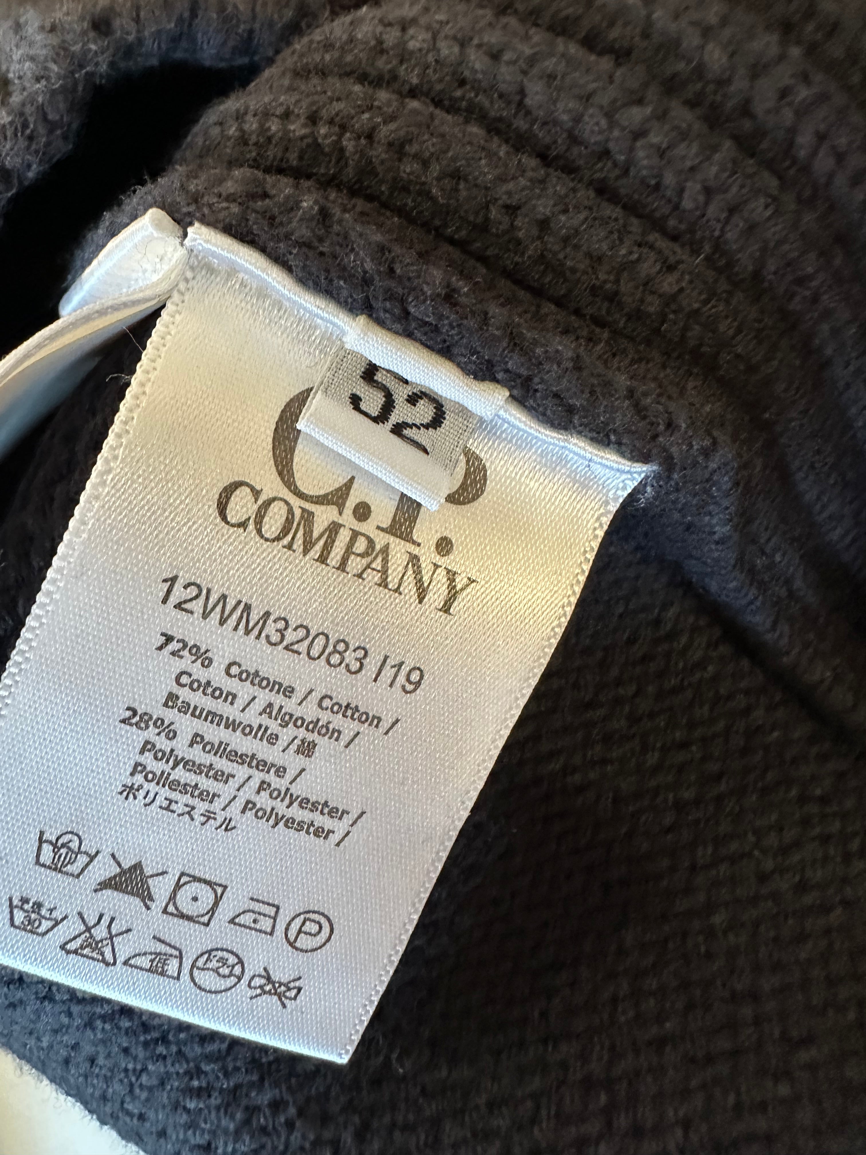 Dettaglio manica e rifinitura a costa, maglione C.P. Company