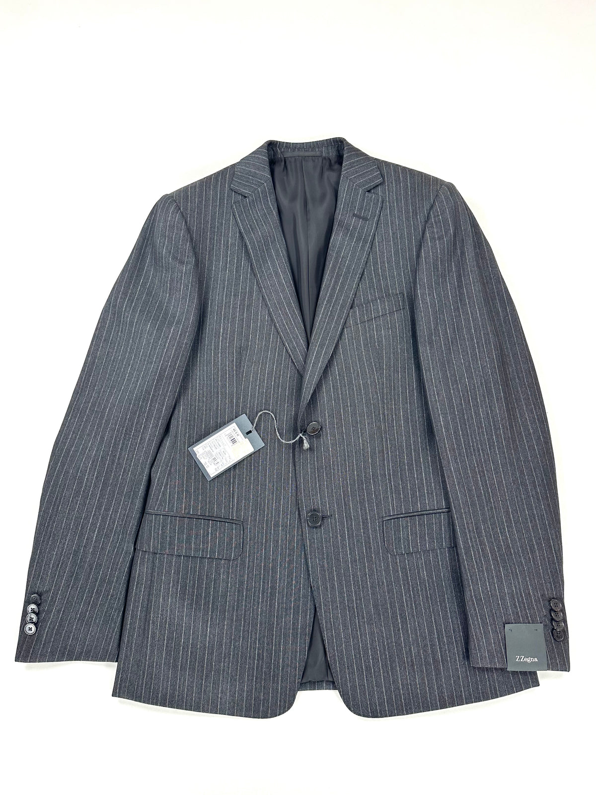 Giacca Z Zegna gessata grigio scuro vista di fronte, monopetto a due bottoni con revers a dente e cartellino originale