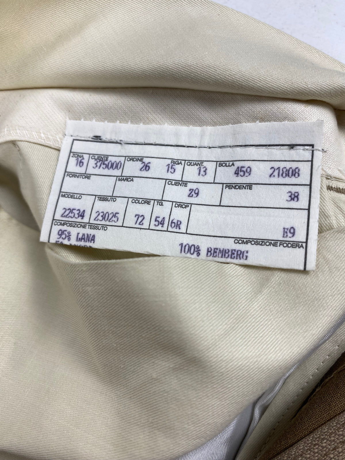 Etichetta di commessa Garrett's: modello 22534, colore 72, taglia 54 drop 6R, fodera 100% Bemberg