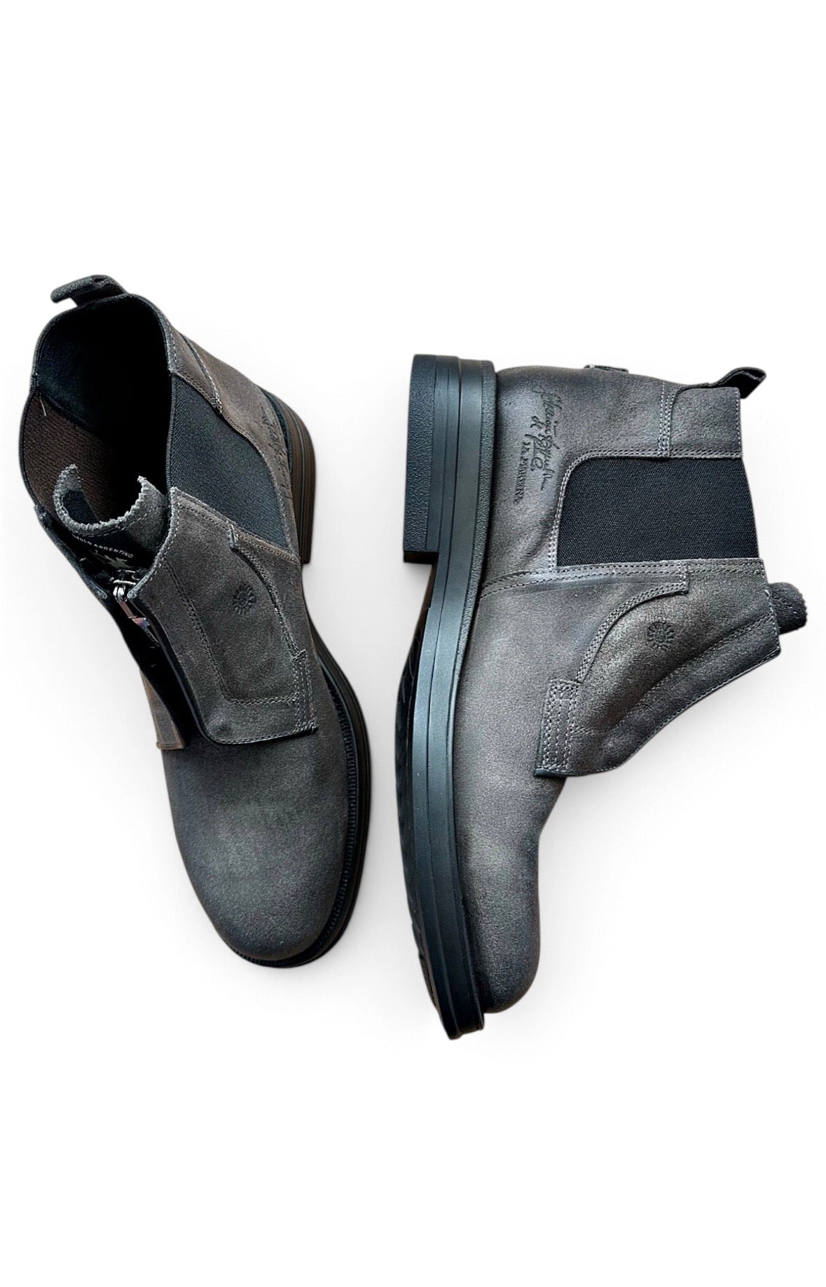 Chelsea boots La Martina Cortos York in camoscio grigio anticato con zip frontale, elastici neri e suola in gomma, stivaletti uomo EU 42