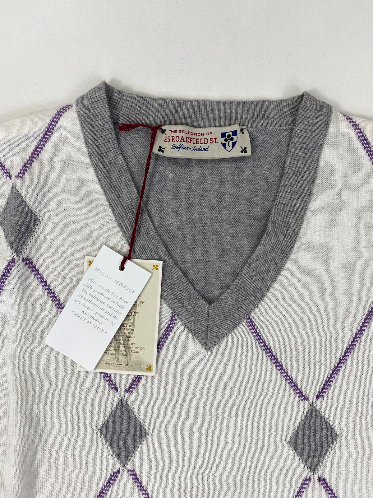 25 Roadfield St. Maglione Collo a V a Rombi Argyle Grigio Panna Viola in Cotone – foto 3 di 9