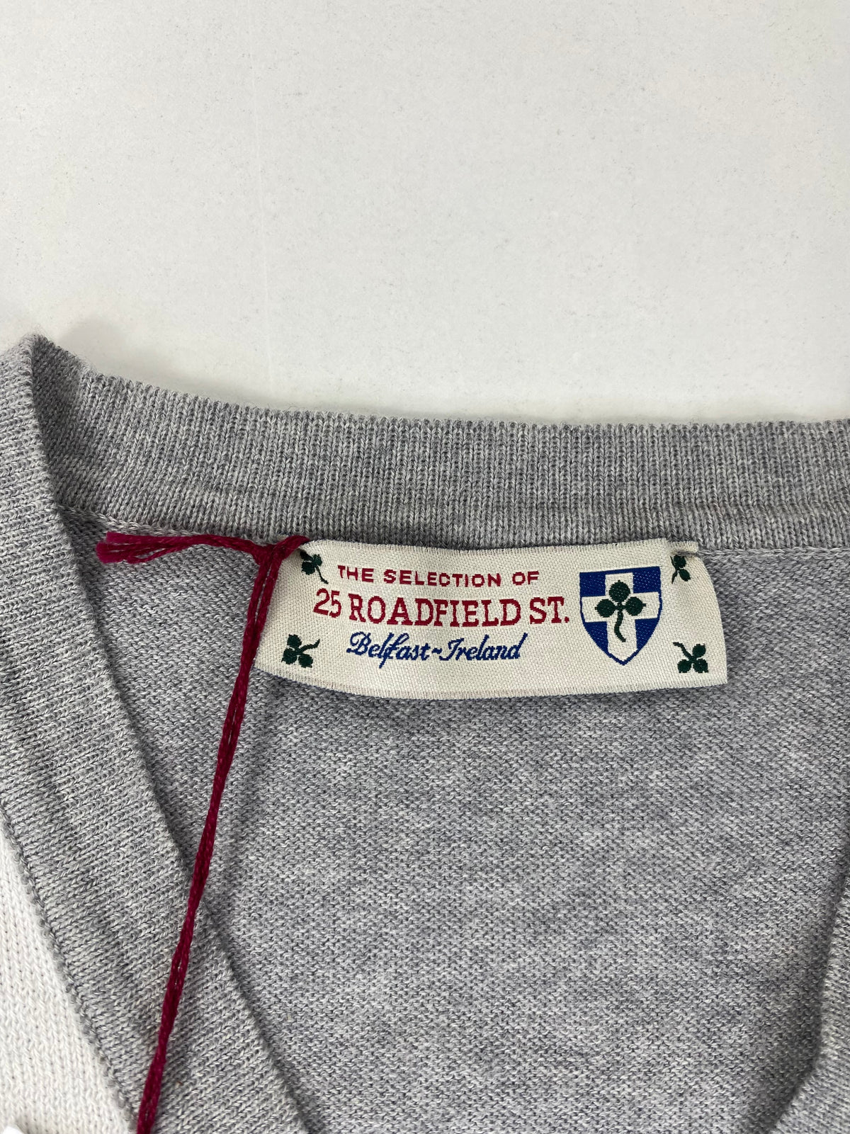 25 Roadfield St. Maglione Collo a V a Rombi Argyle Grigio Panna Viola in Cotone – foto 4 di 9