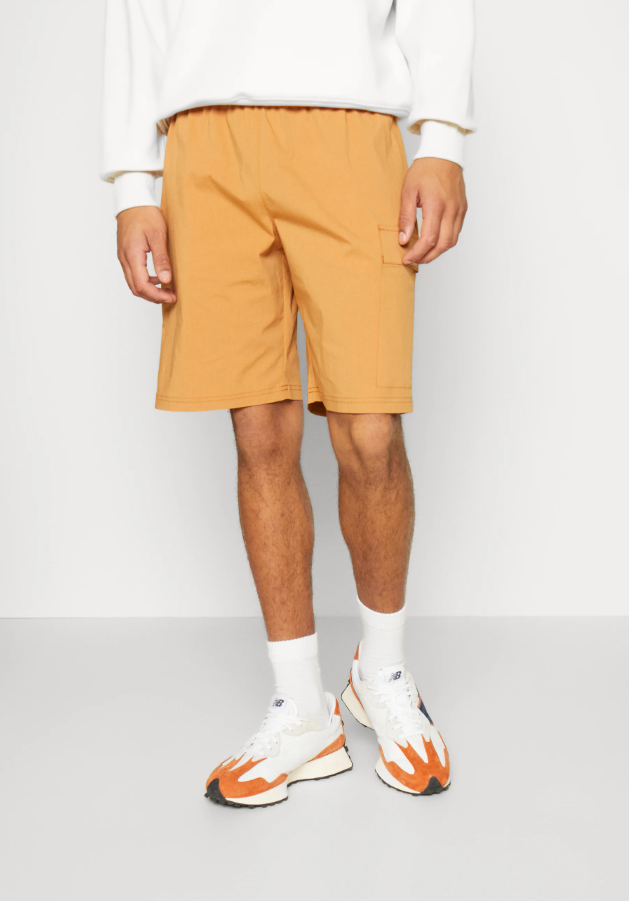 New Balance bermuda cargo ocra — archivio moda sportivo — IlBotteghino